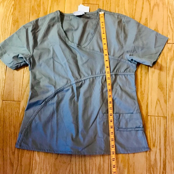 🎁 3/$10 GRAY SCRUB TOP SIZE MEDIUM - Picture 7 of 7